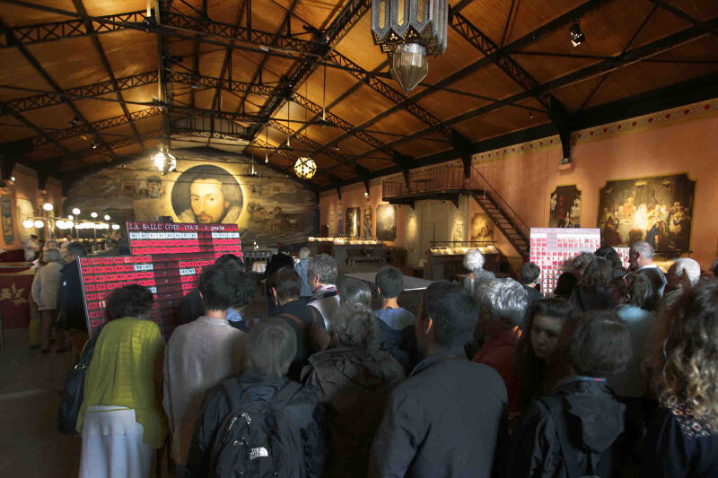 L'accueil du public pendant Macbeth (2014) © Michèle Laurent