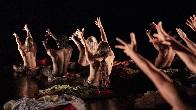 Photo Entièrement ôm à fleur de peau ©Denis Conaut